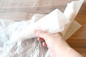 【野菜・肉の便利な冷凍保存術／にんじん】（冷蔵保存の場合）１本ずつキッチンペーパーで包みポリ袋に入れます
