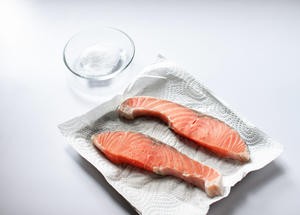盐味煎三文鱼-禁欲系日式料理，巧用盐烹煮食物的做法 步骤1