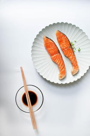盐味煎三文鱼-禁欲系日式料理，巧用盐烹煮食物的做法 步骤5