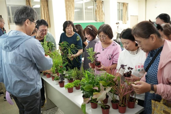 中兴大学「水尾社区园艺辅疗共学」USR计画支持推动的园艺疗育市集，日前举办3周年庆活动。（中兴大学提供／冯惠宜台中传真）