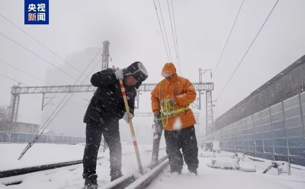 山东暴雪冲上热搜！多地下发紧急通知：停课、停运、高速封闭……