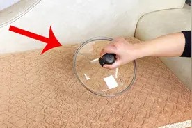 很多人都不知道,使用锅盖,几分钟就能轻松清洁沙发地毯,涨知识视频封面