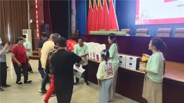 华家街道办事处携手陈沧霆团队公益在继续 “让每个老人都能被时光温柔以待”