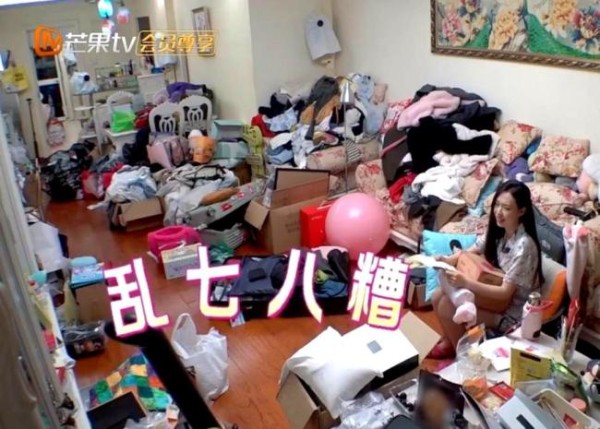 管乐综艺公开居家日常 衣物山引发热议