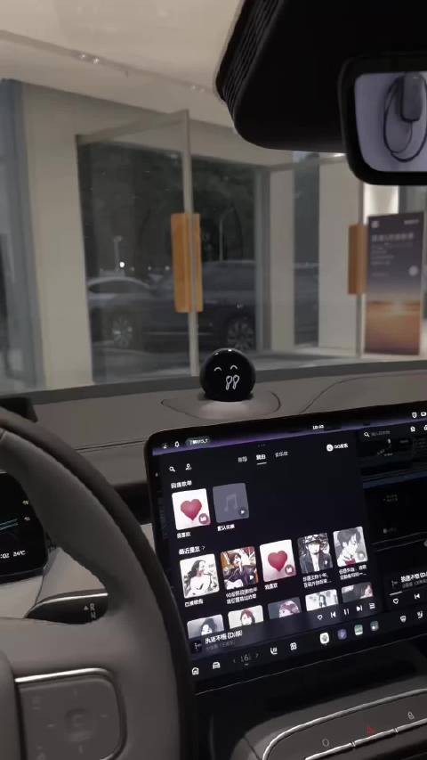 蔚来汽车的Nomi机器人小助手，会随着音乐节奏摇摆，有点可爱