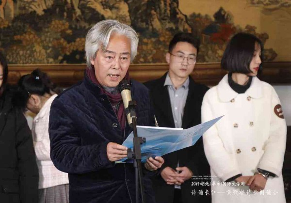 现代诗歌创作指南：从灵感捕捉到范文展示，全方位解析创作技巧与实践