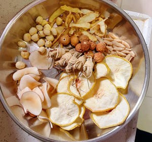 雪梨灯心草玉竹麦冬无花果莲子水的做法 步骤1