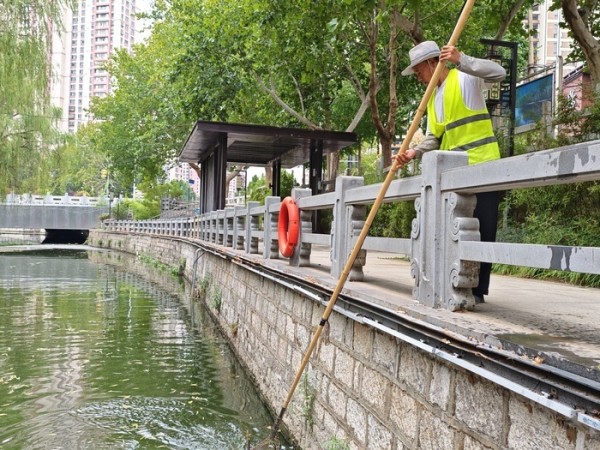 降雨前争分夺秒：清理工商河河道垃圾 力保行洪畅通
