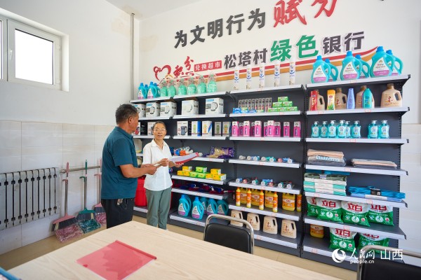 王晋霞给村民兑换积分。