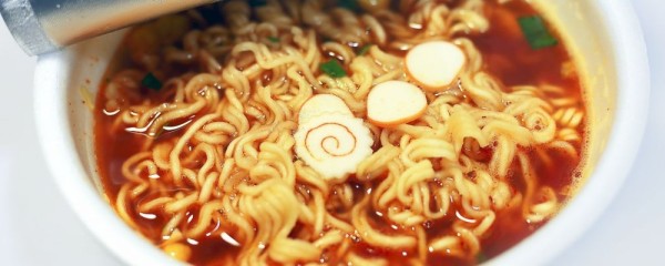 增肌期泡面解馋技巧 高热量食物营养搭配 增肌饮食灵活方案