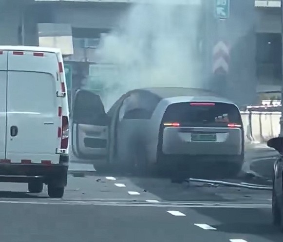 杭州高架理想MEGA车辆起火事故引关注