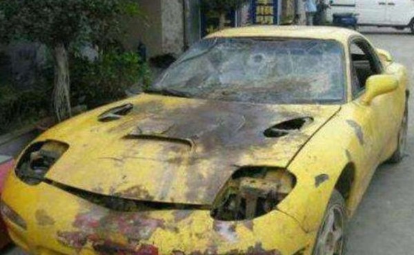 小伙花两千元买下辆报废跑车，花费7万将其改装，如同一代神车