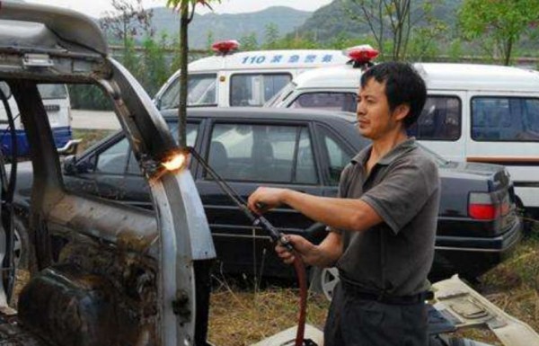 小伙花两千元买下辆报废跑车，花费7万将其改装，如同一代神车