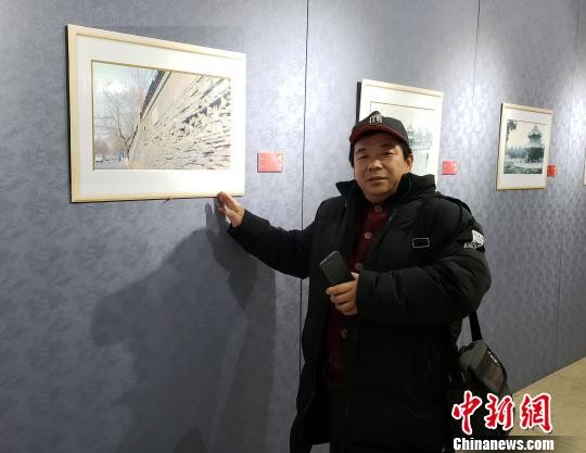刘喜禄在介绍《古城记忆》作品。　徐巧明 摄