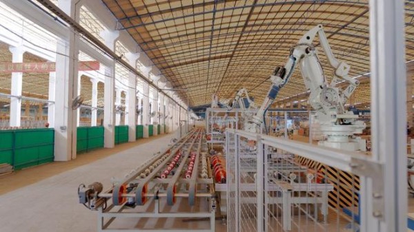 榜样力量 | 强辉精工瓷砖斩获2025年度家居领军品牌！
