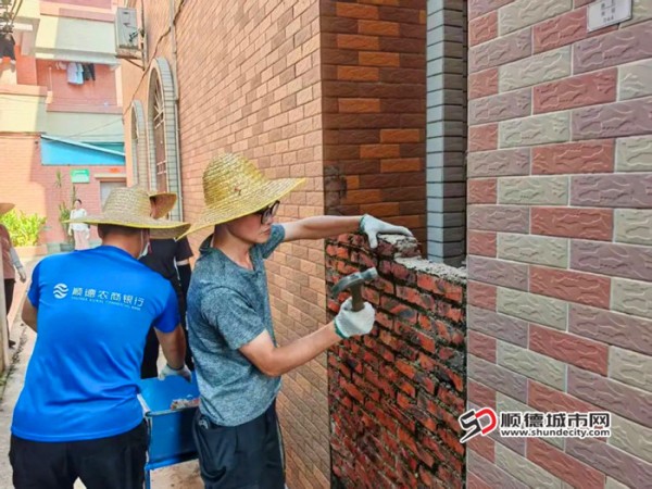 对冷巷进行拆堵清淤。.jpg