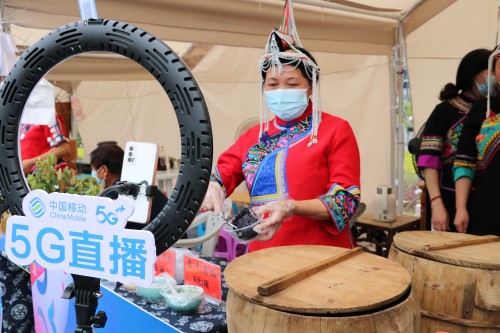   助力当地打造“移动网络+手机直播+农副产业”畲播模式