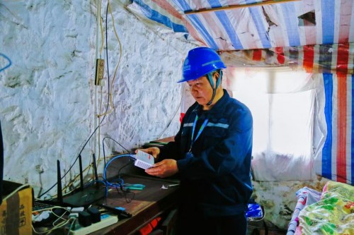 在温州鹿西岛，移动智慧家庭工程师董建胜为岛上居民保障移动通信网络畅通