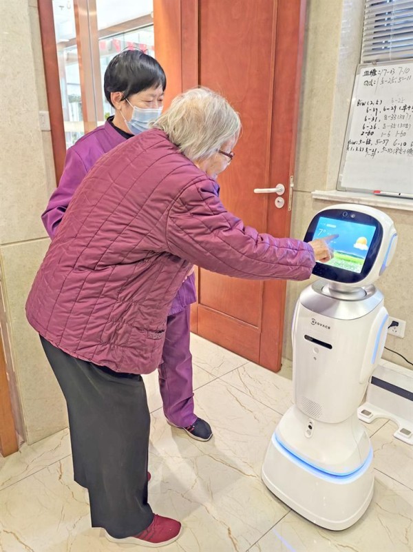图为百禾怡养院内深受老人喜爱的陪聊机器人（前期试用中）。