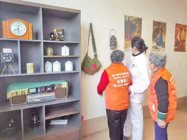 图为滨湖区社会福利中心内的怀旧室和防走失马甲。