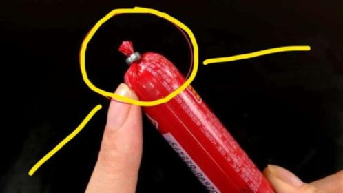 原来火腿肠铝环下藏着一个“小机关”，轻轻一拉，完整剥开