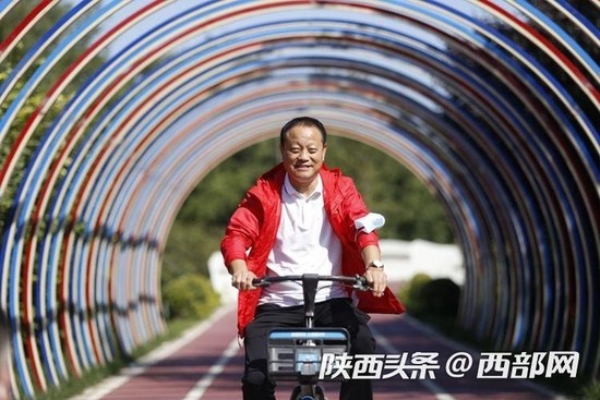 人们骑行在浮桥式自行车道上