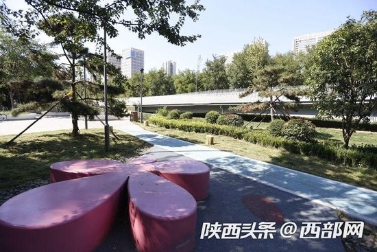 游步道上的配套城市家具