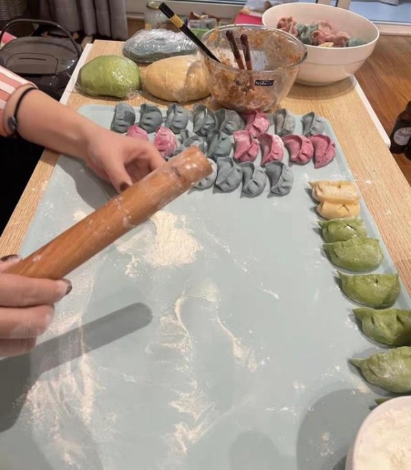     如果家里空间比较小，可以用硅胶揉面垫来替代，这种揉面垫卫生不发霉，也不易打滑，不用的时候卷起来放进橱柜里就好。收纳灵活，适合家里厨房比较小的家庭。