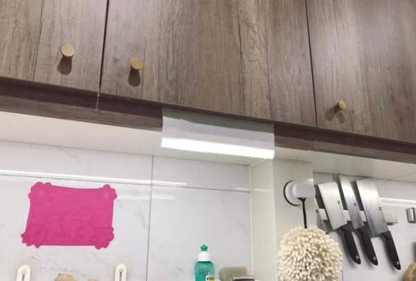   厨房纸虽然占地方，但是其实有个地方不怕占——热水器下方。使用磁吸式厨房纸收纳架挂在热水器下面，可以利用垂下来的纸巾挡住热水器的管子。