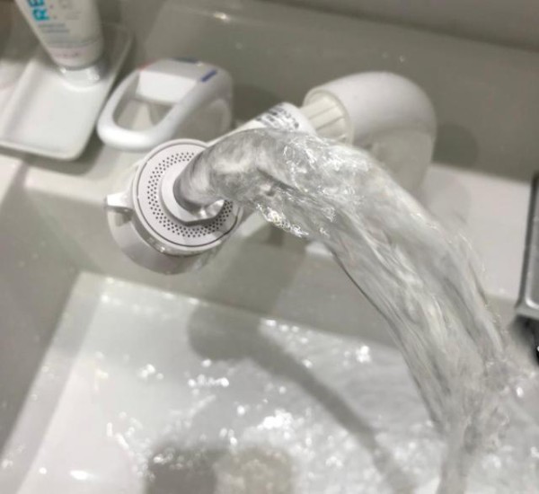   还可以固定角度，只要像上图一样旋转180°，就可以用作饮水器，刷牙的时候都不需要漱口杯。