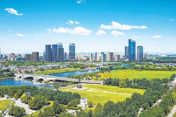 千年大运河纵贯北京城市副中心，运河商务区绿意盎然。