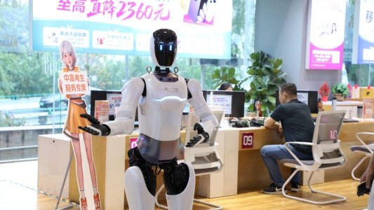 山东移动济南八一营业厅迎“数字新员工” 机器人与机器狗开启智慧服务新时代