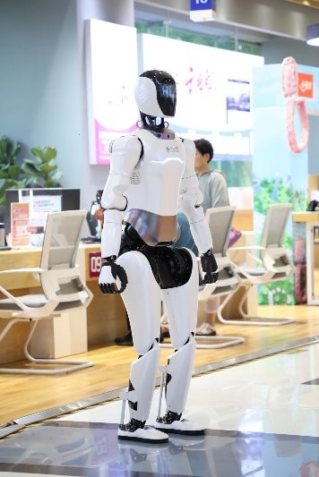 山东移动济南八一营业厅迎“数字新员工” 机器人与机器狗开启智慧服务新时代