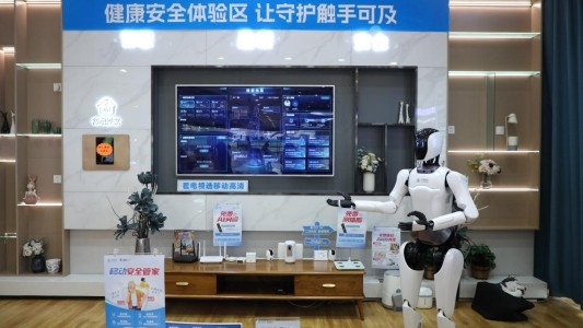 山东移动济南八一营业厅迎“数字新员工” 机器人与机器狗开启智慧服务新时代