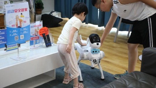 山东移动济南八一营业厅迎“数字新员工” 机器人与机器狗开启智慧服务新时代