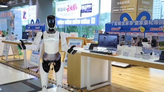 山东移动济南八一营业厅迎“数字新员工” 机器人与机器狗开启智慧服务新时代