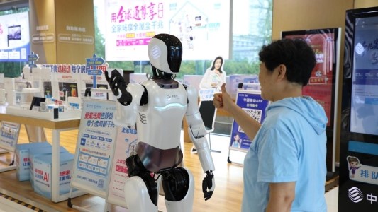 山东移动济南八一营业厅迎“数字新员工” 机器人与机器狗开启智慧服务新时代