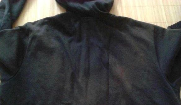 黑色裤子掉色如何还原本色,衣服脱色怎么恢复原色