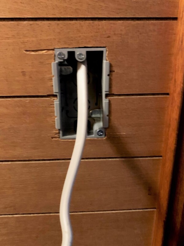 壁からVVVFケーブルを取り出したところ