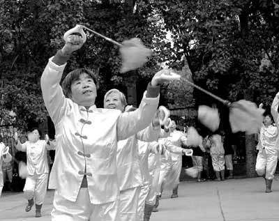 冬日清晨的快乐健身球坚持锻炼为国家节省医药费/健身球成了生活的一部分/坚持锻炼为国家节省医药费/相关链接/