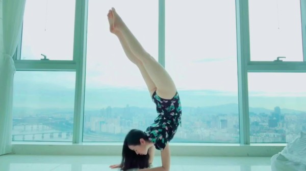 瑜伽女神带你练瑜伽：常练这些瑜伽姿势，助你打开年轻态