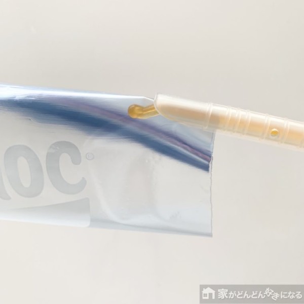 袋にエニーロックを差し込んでいる