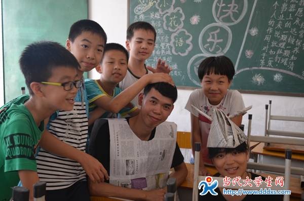 老师与孩子们欢乐一刻