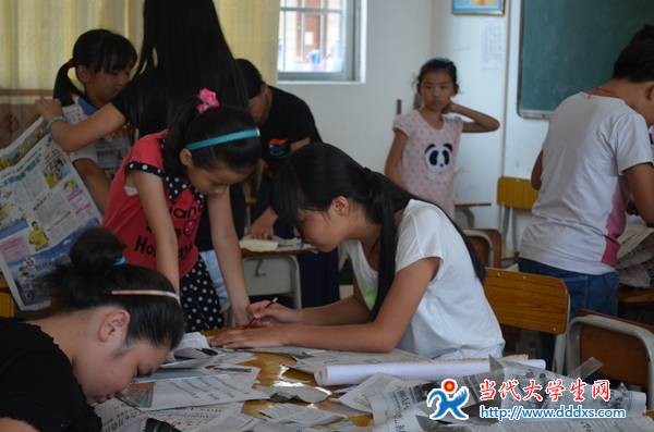 老师和孩子们一起手工DIY