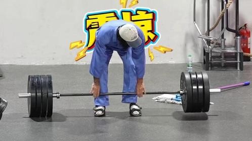 健身情侣被扫地僧整蛊？200公斤像自由训练，男子彻底服了！