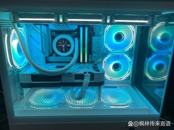 风扇底部中间歪了怎么修