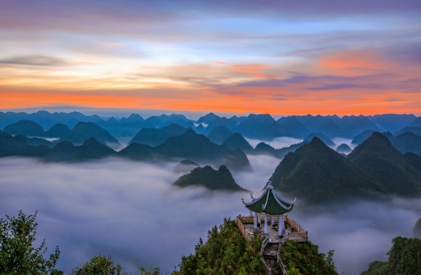 图为风景秀丽的七百弄国家地质公园（创建中的西南岩溶国家公园重要组成部分）