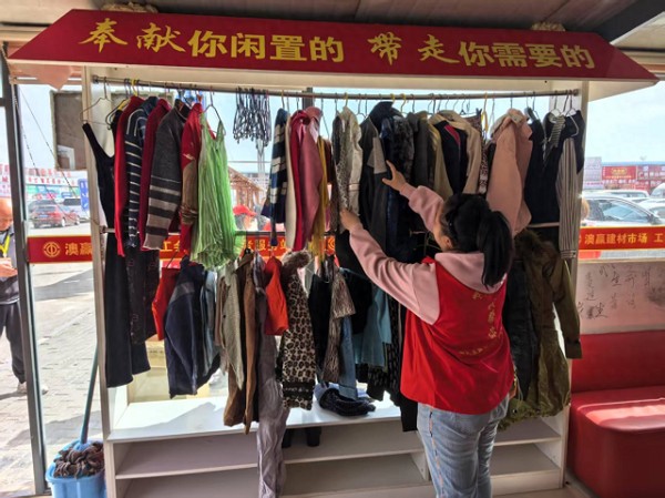 光明路办事处沿河社区：“衣旧情深” 温暖传递相关图片