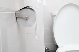 马桶堵了怎么办？教你用两根筷子搞定，以后不用花上百元请人疏通图片