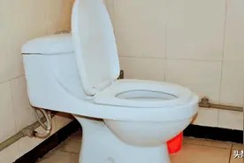 马桶堵了不用花钱，这样疏通省事还不脏手，实用图片